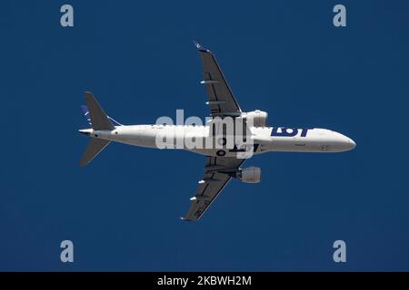 LOT - Polish Airlines Embraer ERJ-190STD avions vu arriver au-dessus de Thessalonique. L'avion à corps étroit ERJ190 est doté de l'enregistrement SP-LMD. LOT est le porte-drapeau de la Pologne basé à Varsovie. La compagnie aérienne est membre de Star Alliance. L'avion vole sur l'approche finale pour atterrir à l'aéroport international de Thessalonique Makedonia SKG LGTS en Grèce, au-dessus de la ville de Thessalonique ou Salonica avec un ciel bleu en arrière-plan. Thessalonique est une destination touristique populaire spécialement pendant l'été avec les plages de sable et les eaux transparentes de mer de Halkdiki et Pieri Banque D'Images