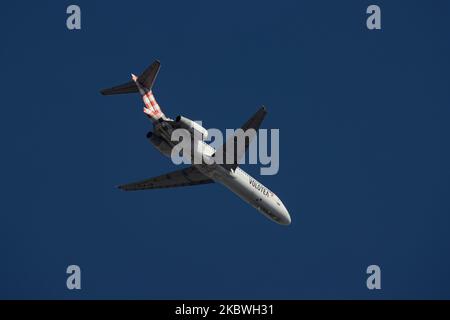 Avion Boeing 717-200 de Volotea Airlines survolant la ville de Thessalonique. L'avion de la compagnie aérienne espagnole à bas prix est un Boeing 717 de 17 ans avec l'enregistrement EI-FGI. V7 VOE a des bases dans les pays méditerranéens en Espagne, en Italie, en France et en Grèce. Le transporteur de budget est le seul opérateur européen qui vole le Boeing 717. L'avion vole sur l'approche finale pour atterrir à l'aéroport international de Thessalonique Makedonia SKG LGTS en Grèce, au-dessus de la ville de Thessalonique ou Salonica avec un ciel bleu en arrière-plan. Thessalonique est une destination touristique populaire spécialement en été Banque D'Images