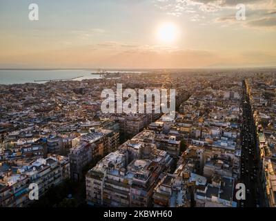 Photo drone de la ville de Thessalonique dans le nord de la Grèce pendant le coucher du soleil. Banque D'Images