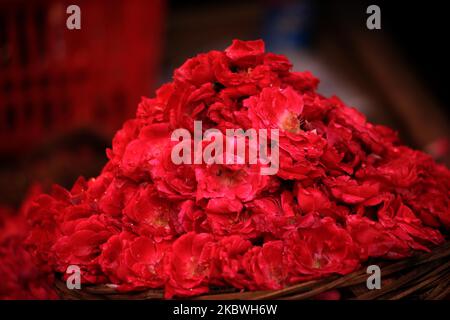 Un dévot musulman se trouve à côté d'un stand vendant des pétales de fleurs à l'extérieur du sanctuaire de Soufi saint Khwaja Moinuddin Chishti à Ajmer, Rajasthan, Inde, le 1 août 2020. (Photo par Himanshu Sharma/NurPhoto) Banque D'Images