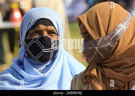 Les adeptes musulmans portant un masque facial assistent à des prières pour marquer le festival d'Eid al Adha tout en pratiquant la distance sociale, comme l'a suggéré le Ministère de la santé pour minimiser la propagation de l'épidémie de virus Covid-19 à Galle face, Colombo, Sri Lanka. 01 août 2020. EID al-Adha - le Festival du sacrifice, marque le point culminant des rites hajj (pèlerinage) à min?, en Arabie Saoudite, près de la Mecque, mais est célébré par les musulmans dans le monde entier. (Photo de Thharaka Basnayaka/NurPhoto) Banque D'Images