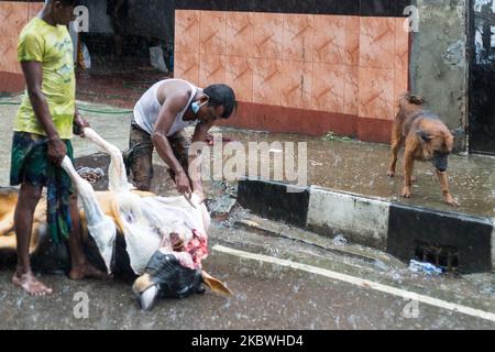 (NOTE DE LA RÉDACTION: Contenu graphique) les dévots musulmans préparent un boeuf pour l'abattage pendant l'Eid al-Adha, la fête du sacrifice, à Dhaka sur 1 août 2020. Les musulmans de tout le pays, même dans ces ordres de séjour à la maison, la peur des épidémies, au milieu de la pluie; a célébré l'un de leurs festivals importants en sacrifiant les animaux pour montrer et soumettre la volonté sincère à Allah. (Photo par Istiak Karim/NurPhoto) Banque D'Images