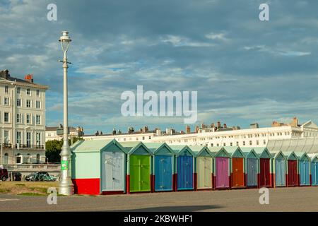 Huttes de plage colorées sur Brighton et Hove front de mer, East Sussex, Angleterre. Banque D'Images