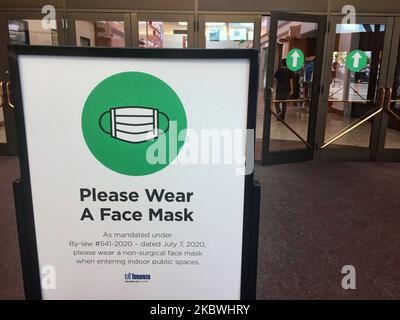 Signez dans un centre commercial pour informer les acheteurs qu'ils doivent porter un masque facial lors du nouveau coronavirus (COVID-19) à Toronto, Ontario, Canada, sur 30 juillet 2020. (Photo de Creative Touch Imaging Ltd./NurPhoto) Banque D'Images