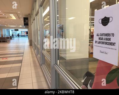 Signez dans un centre commercial pour informer les acheteurs qu'ils doivent porter un masque facial lors du nouveau coronavirus (COVID-19) à Toronto, Ontario, Canada, sur 31 juillet 2020. (Photo de Creative Touch Imaging Ltd./NurPhoto) Banque D'Images