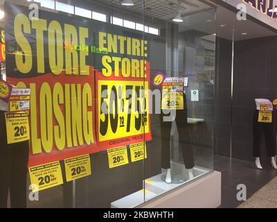 L'un des nombreux magasins forcés de fermer en raison de la pression financière du confinement de 4 mois observé pendant la pandémie du nouveau coronavirus (COVID-19) à Toronto, Ontario, Canada, sur 30 juillet 2020. L'Ontario est entré dans le « point 3 » du plan de réouverture en 3 étapes à la suite d'un verrouillage de 4 mois visant à aplanir la courbe du virus. Quelque trois millions d'emplois ont été perdus au Canada en mars et avril en raison de la pandémie, et 2,5 millions de plus ont subi des coupes dans leurs heures et leurs gains. Le mois dernier, quelque 3,1 millions de personnes ont été touchées par la pandémie, dont 1,4 millions qui n'étaient pas au travail en raison de la COVID-19. (Photo par Creative Banque D'Images
