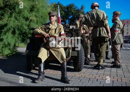 Des membres du groupe de reconstitution locale vêtus d'uniformes militaires de l'armée polonaise souterraine domestique, vus lors de la cérémonie commémorant le 76th anniversaire du soulèvement de Varsovie dans le centre de Lancut. Samedi, 1 août 2020, à Lancut, voïvodie sous-carpathe, Pologne. (Photo par Artur Widak/NurPhoto) Banque D'Images