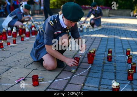 Les membres des Scouts locaux placent des bougies lors de la cérémonie commémorant le 76th anniversaire du soulèvement de Varsovie dans le centre de Lancut. Samedi, 1 août 2020, à Lancut, voïvodie sous-carpathe, Pologne. (Photo par Artur Widak/NurPhoto) Banque D'Images