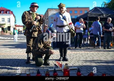 Des membres du groupe de reconstitution locale vêtus d'uniformes militaires de l'armée polonaise souterraine domestique, vus lors de la cérémonie commémorant le 76th anniversaire du soulèvement de Varsovie dans le centre de Lancut. Samedi, 1 août 2020, à Lancut, voïvodie sous-carpathe, Pologne. (Photo par Artur Widak/NurPhoto) Banque D'Images