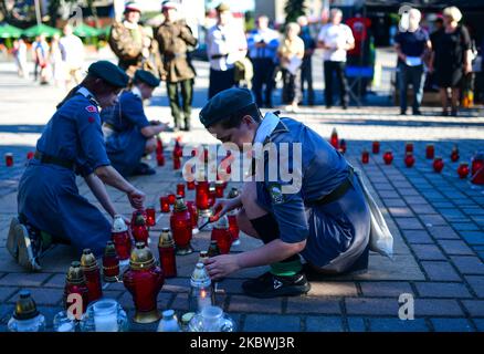 Les membres des Scouts locaux placent des bougies lors de la cérémonie commémorant le 76th anniversaire du soulèvement de Varsovie dans le centre de Lancut. Samedi, 1 août 2020, à Lancut, voïvodie sous-carpathe, Pologne. (Photo par Artur Widak/NurPhoto) Banque D'Images