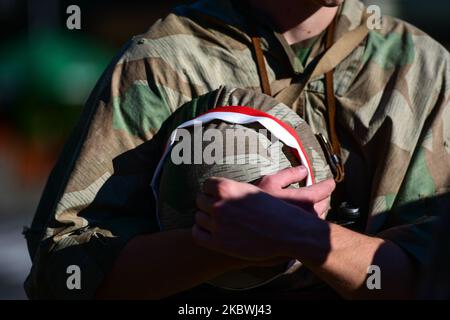 Des membres du groupe de reconstitution locale vêtus d'uniformes militaires de l'armée polonaise souterraine domestique, vus lors de la cérémonie commémorant le 76th anniversaire du soulèvement de Varsovie dans le centre de Lancut. Samedi, 1 août 2020, à Lancut, voïvodie sous-carpathe, Pologne. (Photo par Artur Widak/NurPhoto) Banque D'Images