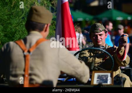 Des membres du groupe de reconstitution locale vêtus d'uniformes militaires de l'armée polonaise souterraine domestique, vus lors de la cérémonie commémorant le 76th anniversaire du soulèvement de Varsovie dans le centre de Lancut. Samedi, 1 août 2020, à Lancut, voïvodie sous-carpathe, Pologne. (Photo par Artur Widak/NurPhoto) Banque D'Images