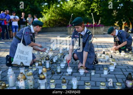 Les membres des Scouts locaux placent des bougies lors de la cérémonie commémorant le 76th anniversaire du soulèvement de Varsovie dans le centre de Lancut. Samedi, 1 août 2020, à Lancut, voïvodie sous-carpathe, Pologne. (Photo par Artur Widak/NurPhoto) Banque D'Images