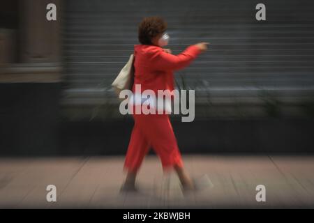 Les gens marchent sur la rue Madero sur 01 août 2020 à Mexico, Mexique. Le ministère mexicain de la Santé a confirmé 9 mille 556 cas de Covid-19 en 24 heures, un nouveau record pour le pays. (Photo de Guillermo Gutiérrez/NurPhoto) Banque D'Images