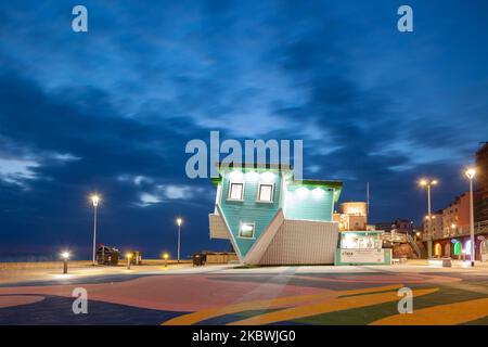 Soirée à la maison à l'envers sur le front de mer de Brighton, East Sussex, Angleterre. Banque D'Images