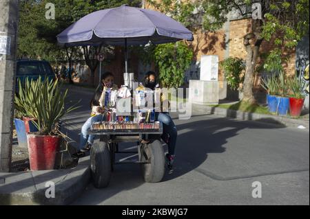 Deux femmes portant un masque de visage vendent des accessoires de téléphone sur un chariot pour survivre à la récession économique provoquée par la nouvelle pandémie de coronavirus à 1 août 2020 à Bogota, en Colombie. La Colombie est aujourd'hui l'épicentre de la contagion du coronavirus en Amérique latine et dans les 10 premiers pays où la plupart des patients sont infectés par la nouvelle pandémie Covid-19. (Photo par Sebastian Barros/NurPhoto) Banque D'Images