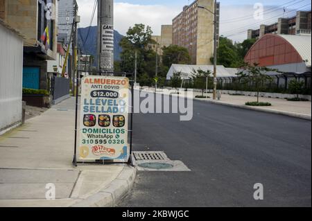 Un restaurant affiche une affiche avec l'expression « déjeuner anti-Covid » sur 1 août 2020 à Bogota, Colombie. La Colombie est aujourd'hui l'épicentre de la contagion du coronavirus en Amérique latine et dans les 10 premiers pays où la plupart des patients sont infectés par la nouvelle pandémie Covid-19. (Photo par Sebastian Barros/NurPhoto) Banque D'Images