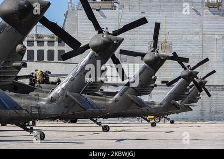 Etats-Unis d'Amérique les troupes de l'armée de terre assemblent et fixent leurs hélicoptères après les avoir déchargés du navire de l'ARC au port d'Alexandroupoli. Les troupes de l'aviation de combat aéroportée de 101st en uniforme travaillant sur les hélicoptères et portant des masques faciaux comme mesures de prévention de sécurité contre la propagation du coronavirus Covid-19 pandémie d'épidémie. La Brigade DE 101 DE L'ARMÉE des États-Unis arrive au port d'Alexandroupolis en Grèce pour déployer des soldats, de la main-d'œuvre, des troupes, des véhicules et des hélicoptères pour l'exercice militaire de l'OTAN Resolve 2020. Sur 23 juillet 2020 à Alexandroupoli, Grèce. (Photo b Banque D'Images