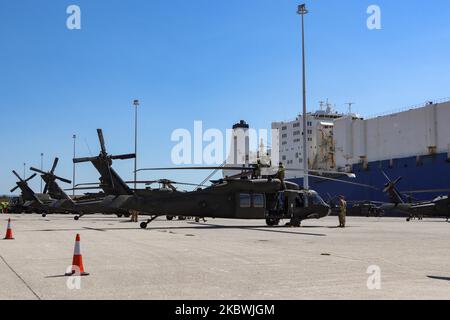 Etats-Unis d'Amérique les troupes de l'armée de terre assemblent et fixent leurs hélicoptères après les avoir déchargés du navire de l'ARC au port d'Alexandroupoli. Les troupes de l'aviation de combat aéroportée de 101st en uniforme travaillant sur les hélicoptères et portant des masques faciaux comme mesures de prévention de sécurité contre la propagation du coronavirus Covid-19 pandémie d'épidémie. La Brigade DE 101 DE L'ARMÉE des États-Unis arrive au port d'Alexandroupolis en Grèce pour déployer des soldats, de la main-d'œuvre, des troupes, des véhicules et des hélicoptères pour l'exercice militaire de l'OTAN Resolve 2020. Sur 23 juillet 2020 à Alexandroupoli, Grèce. (Photo b Banque D'Images