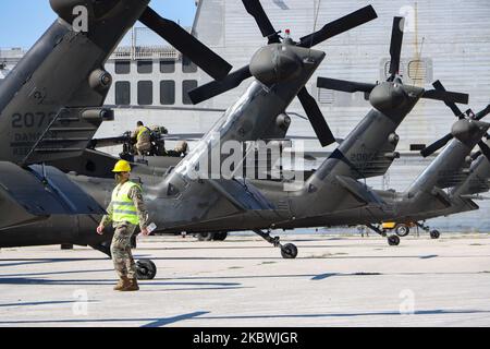 Etats-Unis d'Amérique les troupes de l'armée de terre assemblent et fixent leurs hélicoptères après les avoir déchargés du navire de l'ARC au port d'Alexandroupoli. Les troupes de l'aviation de combat aéroportée de 101st en uniforme travaillant sur les hélicoptères et portant des masques faciaux comme mesures de prévention de sécurité contre la propagation du coronavirus Covid-19 pandémie d'épidémie. La Brigade DE 101 DE L'ARMÉE des États-Unis arrive au port d'Alexandroupolis en Grèce pour déployer des soldats, de la main-d'œuvre, des troupes, des véhicules et des hélicoptères pour l'exercice militaire de l'OTAN Resolve 2020. Sur 23 juillet 2020 à Alexandroupoli, Grèce. (Photo b Banque D'Images