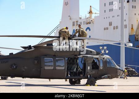 Etats-Unis d'Amérique les troupes de l'armée de terre assemblent et fixent leurs hélicoptères après les avoir déchargés du navire de l'ARC au port d'Alexandroupoli. Les troupes de l'aviation de combat aéroportée de 101st en uniforme travaillant sur les hélicoptères et portant des masques faciaux comme mesures de prévention de sécurité contre la propagation du coronavirus Covid-19 pandémie d'épidémie. La Brigade DE 101 DE L'ARMÉE des États-Unis arrive au port d'Alexandroupolis en Grèce pour déployer des soldats, de la main-d'œuvre, des troupes, des véhicules et des hélicoptères pour l'exercice militaire de l'OTAN Resolve 2020. Sur 23 juillet 2020 à Alexandroupoli, Grèce. (Photo b Banque D'Images