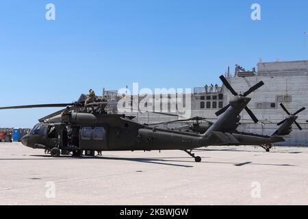 Etats-Unis d'Amérique les troupes de l'armée de terre assemblent et fixent leurs hélicoptères après les avoir déchargés du navire de l'ARC au port d'Alexandroupoli. Les troupes de l'aviation de combat aéroportée de 101st en uniforme travaillant sur les hélicoptères et portant des masques faciaux comme mesures de prévention de sécurité contre la propagation du coronavirus Covid-19 pandémie d'épidémie. La Brigade DE 101 DE L'ARMÉE des États-Unis arrive au port d'Alexandroupolis en Grèce pour déployer des soldats, de la main-d'œuvre, des troupes, des véhicules et des hélicoptères pour l'exercice militaire de l'OTAN Resolve 2020. Sur 23 juillet 2020 à Alexandroupoli, Grèce. (Photo b Banque D'Images