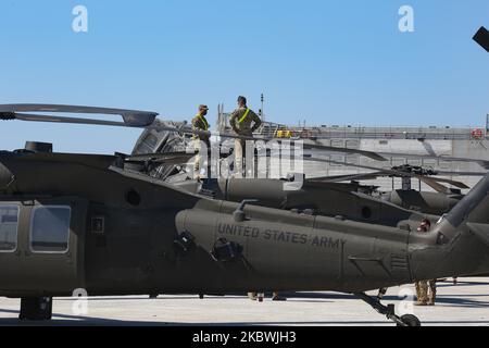 Etats-Unis d'Amérique les troupes de l'armée de terre assemblent et fixent leurs hélicoptères après les avoir déchargés du navire de l'ARC au port d'Alexandroupoli. Les troupes de l'aviation de combat aéroportée de 101st en uniforme travaillant sur les hélicoptères et portant des masques faciaux comme mesures de prévention de sécurité contre la propagation du coronavirus Covid-19 pandémie d'épidémie. La Brigade DE 101 DE L'ARMÉE des États-Unis arrive au port d'Alexandroupolis en Grèce pour déployer des soldats, de la main-d'œuvre, des troupes, des véhicules et des hélicoptères pour l'exercice militaire de l'OTAN Resolve 2020. Sur 23 juillet 2020 à Alexandroupoli, Grèce. (Photo b Banque D'Images