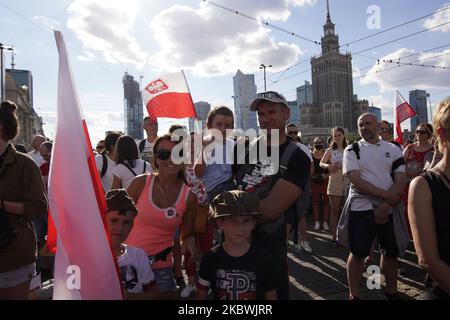 Un homme et un enfant avec un drapeau polonais sont vus à Varsovie, en Pologne, sur 1 août 2020. Samedi, la Pologne a célébré le 76th anniversaire du soulèvement de Varsovie, une tentative infructueuse de l'armée souterraine de Poilsh pour chasser les Allemands nazis de Varsovie. Plusieurs nationalistes parmi eux, l'éminent nationaliste Robert Bakiewicz, ont parlé à une foule de plusieurs milliers de personnes de « propos » à payer par l'Allemagne pour les dommages résultant de la Seconde Guerre mondiale. (Photo de Jaap Arriens/NurPhoto) Banque D'Images