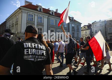 Les gens participent à la marche de l'extrême-droite à l'occasion du 76th anniversaire du soulèvement de Varsovie. Cracovie, Pologne, le 1st août 2020. Le soulèvement de Varsovie a été une opération majeure de la Seconde Guerre mondiale qui a commencé le 1st août 1944, par la résistance souterraine polonaise, dirigée par l'Armée de résistance polonaise domestique (Armia Krajowa), pour libérer Varsovie de l'occupation allemande. (Photo de Beata Zawrzel/NurPhoto) Banque D'Images