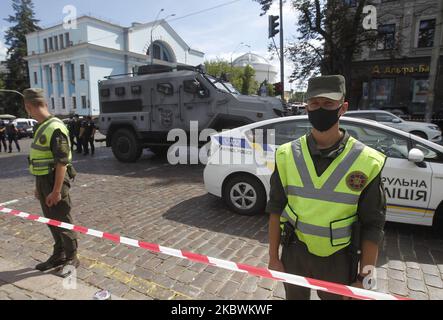 Les soldats de la garde nationale gardent la garde tandis que les membres des forces spéciales se préparent à détenir un homme qui menace de faire exploser une bombe dans un bureau de banque du centre de Kiev, en Ukraine, le 03 août 2020. Comme les médias locaux ont fait la rade, un homme non identifié a pris un otage et a été menacé de faire exploser une bombe au bureau de la « Banque universelle », au centre de la capitale ukrainienne. Les membres du Service de sécurité de l'Ukraine ont arrêté un homme, identifié comme citoyen ouzbek, comme l'ont signalé les médias locaux. (Photo par STR/NurPhoto) Banque D'Images