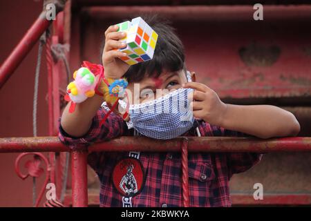 Un garçon portant Rakhi ou un fil sacré réagit alors qu'il joue sur un balcon pendant le festival hindou de Raksha Bandhan à Mumbai, Inde sur 03 août 2020. Pendant Raksha Bandhan, les sœurs nouent un fil sacré au poignet droit d'un frère pour son avenir prospère et en échange de la promesse du frère de la protéger, de la garder et de la guider pour le reste de sa vie. (Photo par Himanshu Bhatt/NurPhoto) Banque D'Images