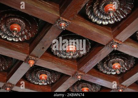 Détail des fleurs sculptées en bois ornant le plafond du palais royal de Padmanabhapuram à Padmanabhapuram, Tamil Nadu, Inde sur 11 février 2020. Le palais de Padmanabhapuram (également connu sous le nom de palais de Kalkulam) est l'ancienne capitale de l'ancien royaume hindou de Travancore a été construit autour de 1601 ce par Iravi Varma Kulasekhara Perumal. Le fondateur de Travancore moderne, le roi Anizham Thirunal Marthanda Varma (1706-1758), qui a dirigé Travancore de 1729 à 1758, a reconstruit le palais vers 1750. (Photo de Creative Touch Imaging Ltd./NurPhoto) Banque D'Images