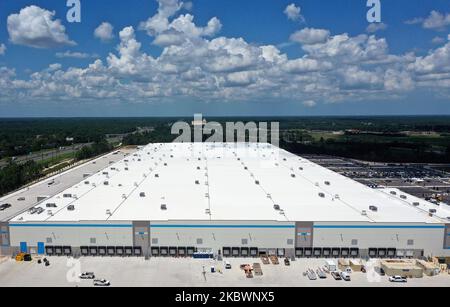 Dans cette vue aérienne depuis un drone, la construction d'un centre de distribution amazonien le long de l'Interstate 4 approche de l'achèvement à 4 août 2020 à Deltona, Floride, États-Unis. L'entrepôt de 1,4 millions de pieds carrés, d'où seront expédiés les gros articles, devrait ouvrir en novembre 2020, apportant finalement 500 emplois à temps plein. Il s'agit du cinquième centre de distribution d'Amazon en Floride, qui rejoint les centres existants de Miami, Tampa, Orlando et Jacksonville. (Photo de Paul Hennessy/NurPhoto) Banque D'Images