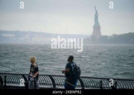 Les eaux agitées sont vues avec la Statue de la liberté en arrière-plan tandis que la tempête tropicale Isaías s'élève au nord-est sur 04 août 2020 à New York. La tempête, qui a été rétrogradée d'un ouragan, devrait entraîner une pluie de 2 à 4 pouces dans la région de New York, avec une rafale éolienne maximale atteignant 40 à 60 MPH. (Photo de John Nacion/NurPhoto) Banque D'Images