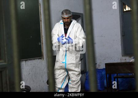 Vikash, un professionnel de la santé, met ses équipements de protection personnels tout en se préparer à prélever des échantillons pour le test rapide d'antigène Covid-19, dans un centre de santé à l'école Ramjas, Darya Ganj, sur 04 août 2020 à New Delhi, Inde. (Photo de Mayank Makhija/NurPhoto) Banque D'Images