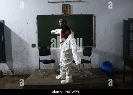 Vikash, un professionnel de la santé, met ses équipements de protection personnels tout en se préparer à prélever des échantillons pour le test rapide d'antigène Covid-19, dans un centre de santé à l'école Ramjas, Darya Ganj, sur 04 août 2020 à New Delhi, Inde. (Photo de Mayank Makhija/NurPhoto) Banque D'Images