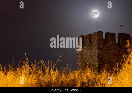 La pleine Lune d'été d'août surnommée Lune d'esturgeon vue de Thessalonique, Grèce sur 3 août 2020. La lune s'élève au-dessus d'Heptapyrgion ou Yedi Kule un monument archéologique, un monument et une attraction pour la ville, une forteresse byzantine et ottomane, située au coin nord de pâques de l'Acropole de Thessalonique qui est traduit comme la forteresse des sept tours. La Grèce a de multiples sites archéologiques ouverts aux visiteurs pendant la nuit de la pleine lune d'août, chaque année, avec des entrées gratuites aux sites, musées, visite avec des guides, l'accueil de concerts, événements etc. La Lune est un a Banque D'Images