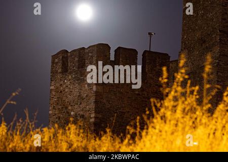 La pleine Lune d'été d'août surnommée Lune d'esturgeon vue de Thessalonique, Grèce sur 3 août 2020. La lune s'élève au-dessus d'Heptapyrgion ou Yedi Kule un monument archéologique, un monument et une attraction pour la ville, une forteresse byzantine et ottomane, située au coin nord de pâques de l'Acropole de Thessalonique qui est traduit comme la forteresse des sept tours. La Grèce a de multiples sites archéologiques ouverts aux visiteurs pendant la nuit de la pleine lune d'août, chaque année, avec des entrées gratuites aux sites, musées, visite avec des guides, l'accueil de concerts, événements etc. La Lune est un a Banque D'Images