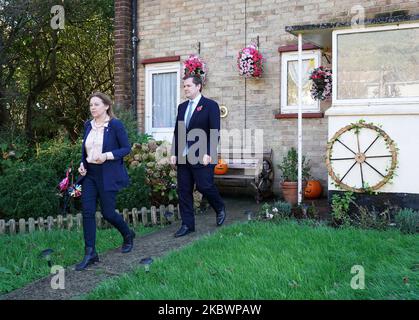 Le ministre du Home Office, Robert Jenick, avec Natalie Elphicke, députée de la circonscription de Douvres, lors d'une visite pour rencontrer des résidents de la région d'Aycliffe, à Douvres, dans le Kent, où des migrants se sont rendu dans des propriétés résidentielles la semaine dernière. La visite intervient après l'attentat à la bombe à essence au centre de traitement de l'immigration de Western Jet Foil dimanche, et en raison de préoccupations quant au nombre de migrants traversant la Manche en petits bateaux. Date de la photo: Vendredi 4 novembre 2022. Banque D'Images