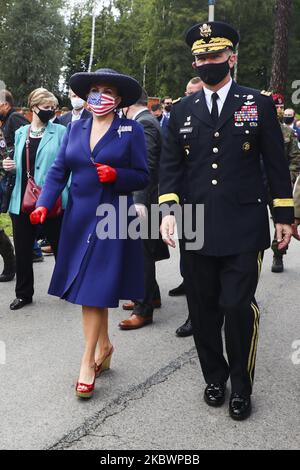 Georgette Mosbacher, ambassadrice des États-Unis en Pologne, et le général James McConville, chef d'état-major de l'armée américaine, assistent à une cérémonie au Kosciuszko Mound de Cracovie, en Pologne, à 4 août 2020. Le chef d'état-major de l'armée américaine a annoncé aujourd'hui que le quartier général du V corps (Forward) sera situé en Pologne. (Photo de Beata Zawrzel/NurPhoto) Banque D'Images