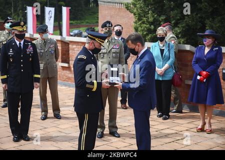 Le ministre polonais de la défense, Mariusz Blaszczak, et John Kolasheski, commandant nommé du corps des 5th militaires réactivés, assistent à une cérémonie à la Mound kosciuszko à Cracovie, en Pologne, sur 4 août 2020. Le chef d'état-major des États-Unis a annoncé aujourd'hui que le siège social de V corps (Forward) sera situé en Pologne. (Photo de Beata Zawrzel/NurPhoto) Banque D'Images