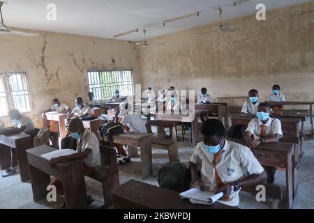 L'année dernière, les élèves de l'école primaire d'Agidingbi, Ikeja, Lagos, Nigeria, avec des masques faciaux, sont assis dans une salle de classe alors qu'ils reprennent l'école après l'ordre de verrouillage de COVID-19 mardi, 4 août 2020. Le gouvernement fédéral a levé l'ordre de confinement à la suite de la pandémie de COVID-19 et a permis aux élèves de la dernière année de reprendre l'école 4 août 2020 en préparation à leurs examens. Photo d'Adekunle Ajayi (photo d'Adekunle Ajayi/NurPhoto) Banque D'Images