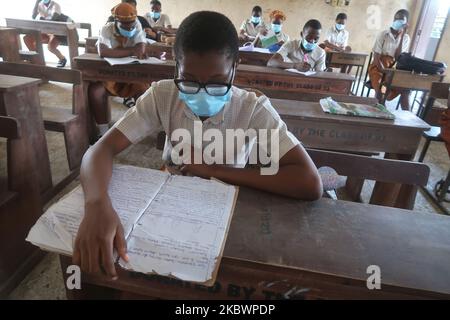 L'année dernière, les élèves de l'école primaire d'Agidingbi, Ikeja, Lagos, Nigeria, avec des masques faciaux, sont assis dans une salle de classe alors qu'ils reprennent l'école après l'ordre de verrouillage de COVID-19 mardi, 4 août 2020. Le gouvernement fédéral a levé l'ordre de confinement à la suite de la pandémie de COVID-19 et a permis aux élèves de la dernière année de reprendre l'école 4 août 2020 en préparation à leurs examens. Photo d'Adekunle Ajayi (photo d'Adekunle Ajayi/NurPhoto) Banque D'Images