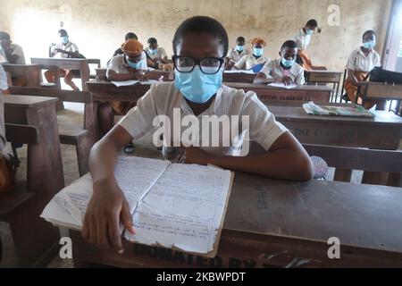 L'année dernière, les élèves de l'école primaire d'Agidingbi, Ikeja, Lagos, Nigeria, avec des masques faciaux, sont assis dans une salle de classe alors qu'ils reprennent l'école après l'ordre de verrouillage de COVID-19 mardi, 4 août 2020. Le gouvernement fédéral a levé l'ordre de confinement à la suite de la pandémie de COVID-19 et a permis aux élèves de la dernière année de reprendre l'école 4 août 2020 en préparation à leurs examens. Photo d'Adekunle Ajayi (photo d'Adekunle Ajayi/NurPhoto) Banque D'Images