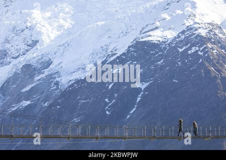 Les randonneurs traversent un pont tournant sur la piste de Hooker Valley à Aoraki / Parc national du Mont Cook dans l'île du Sud, en Nouvelle-Zélande, sur 05 août 2020. Le point d'observation à la fin de la piste de Hooker Valley se termine par un lac Hooker moucheté d'iceberg et la vue la plus proche d'Aoraki / Mont Cook. Le Mont Cook se trouve au milieu de la chaîne de montagnes des Alpes du Sud et à partir de 2020, sa hauteur est enregistrée comme 3724m depuis le niveau de la mer. Â (photo par Sanka Vidanagama/NurPhoto) Banque D'Images