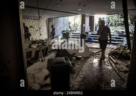 Des bâtiments endommagés sont vus le lendemain d'une explosion massive au port de 5 août 2020 à Beyrouth, au Liban. Selon la Croix-Rouge libanaise, actuellement plus de 100 personnes sont mortes dans l'explosion et plus de 4 000 ont été blessées dans l'explosion au port de Beyrouth. Les autorités ont déclaré qu'un entrepôt riverain stockant des matières explosives, qui auraient 2 700 tonnes de nitrate d'ammonium, était la cause de l'explosion. (Photo par Fadel Itani/NurPhoto) Banque D'Images