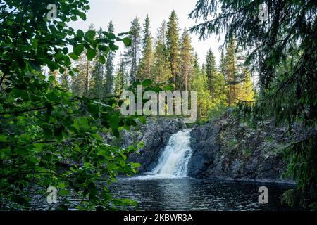 Magnifique cascade de Komulanköngäs en été. Tourné près de Hyrynsalmi, dans le nord de la Finlande. Banque D'Images