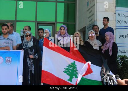 Les Palestiniens font don de sang, à Gaza, en Palestine, sur 5 août 2020, lors d'une campagne publique de don de sang pour la communauté libanaise suite à l'explosion au port de Beyrouth. (Photo de Majdi Fathi/NurPhoto) Banque D'Images