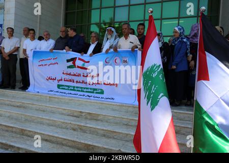 Les Palestiniens font don de sang, à Gaza, en Palestine, sur 5 août 2020, lors d'une campagne publique de don de sang pour la communauté libanaise suite à l'explosion au port de Beyrouth. (Photo de Majdi Fathi/NurPhoto) Banque D'Images