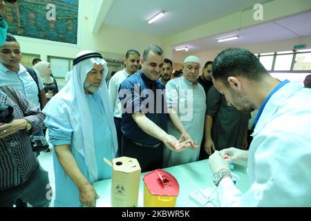 Les Palestiniens font don de sang, à Gaza, en Palestine, sur 5 août 2020, lors d'une campagne publique de don de sang pour la communauté libanaise suite à l'explosion au port de Beyrouth. (Photo de Majdi Fathi/NurPhoto) Banque D'Images